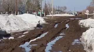 Жители в Павлодарской области жалуются, что утопают в грязи и живут без дорог