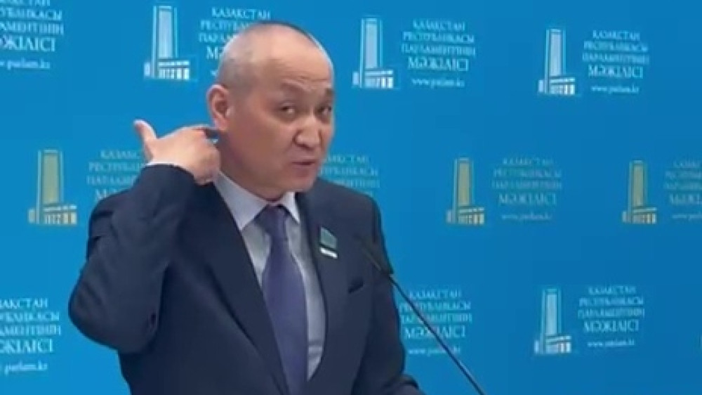Депутат показал на себе, как проводится чипирование животных