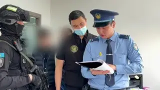 У “помогаек“ были свои кабинеты в ЦОНе Актобе - видео задержания