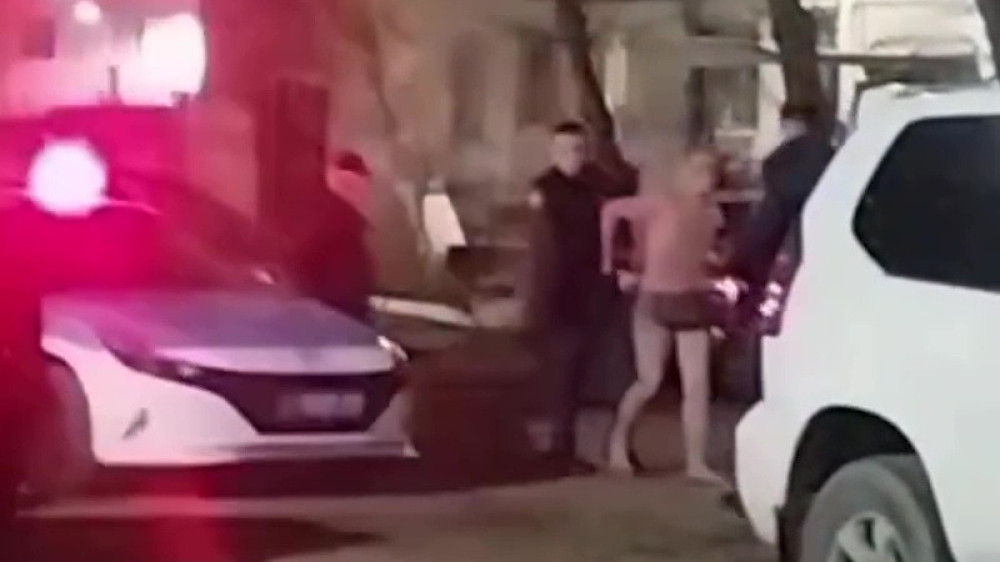 “Всех зарежу“. Обнажённый мужчина с ножом бегал по детской площадке в Астане