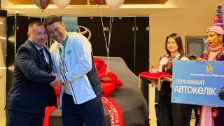 Чемпиону мира по ушу-саньда в Алматы вручили автомобиль