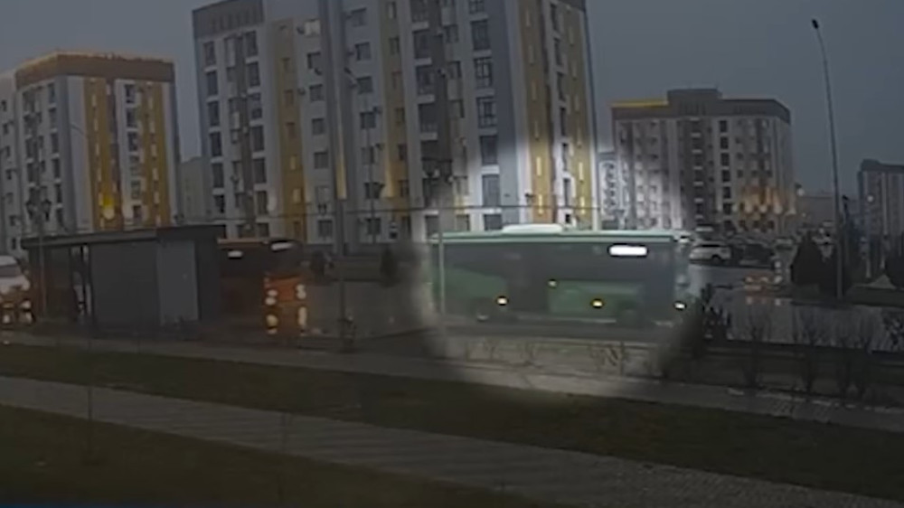 “Наложили 28 швов“. В Туркестане женщина выпала с ребенком на дорогу из автобуса