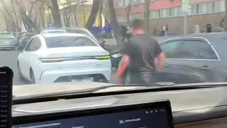 Ждавший пассажира водитель чуть не “лишил“ прав других автомобилистов - видео