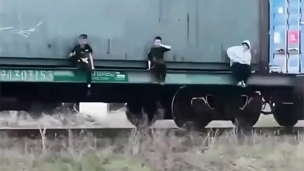 Полиция проверит опасные игры детей на поезде в Алматы