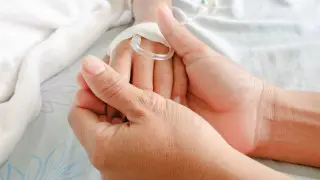 Кирпич упал на голову ребенку в Карагандинской области - он в реанимации