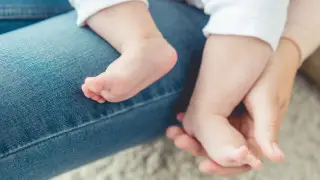 Что происходит с выплатами по уходу за ребёнком, объяснили в Минтруда