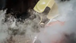 Жилой дом загорелся в Астане, спасатели эвакуируют жильцов