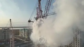 Строительный кран загорелся в Астане - тушение попало на видео