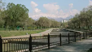 Жалобы, штрафы и новые обещания - что известно о реконструкции набережной Большой Алматинки