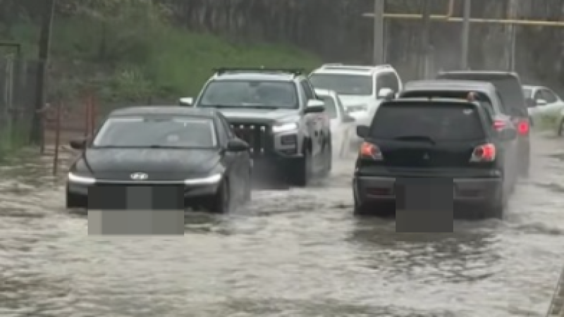 Автомобили “плавают“ из-за дождя в Алматы - список подтопленных улиц