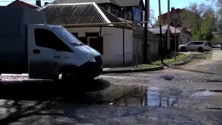 Снег сошёл, остались ямы: дороги в Уральске снова не выдержали зиму