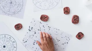 Гороскоп на май 2026 года - кому удастся закрыть долги, а кому повезёт в любви