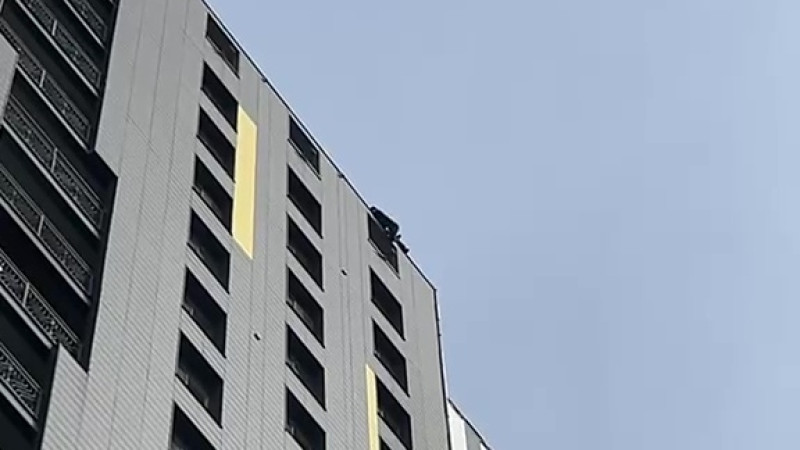 Мужчина в Астане забрался на крышу ЖК, где в огне недавно погибли трое детей