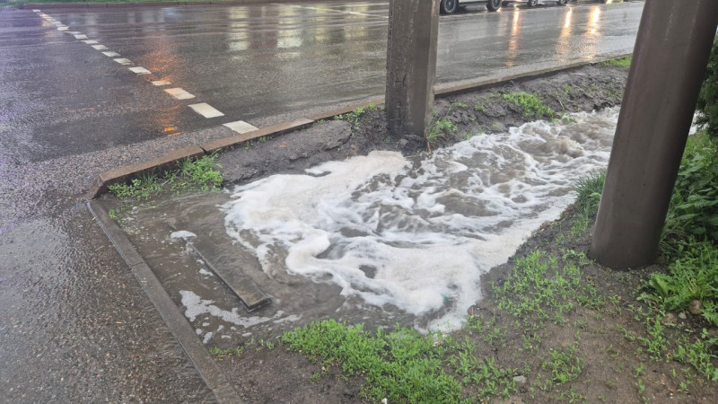 Мужчина утонул в арыке во время затяжных дождей в Алматы