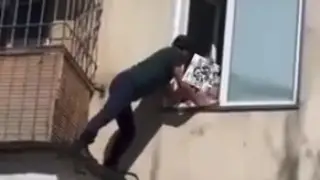 Дедушка спас ребенка от падения из окна в Экибастузе: видео