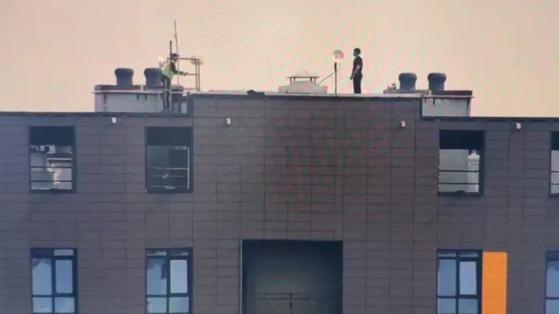 Драма на крыше ЖК в Астане - полиция показала видео переговоров