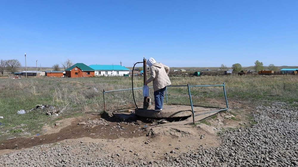 1,5 миллиарда выделили на водопровод в пригороде Актобе, но жители ходят к единственной колонке