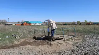 1,5 миллиарда выделили на водопровод в пригороде Актобе, но жители ходят к единственной колонке