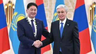 Токаев вручил президенту Монголии высшую государственную награду Казахстана