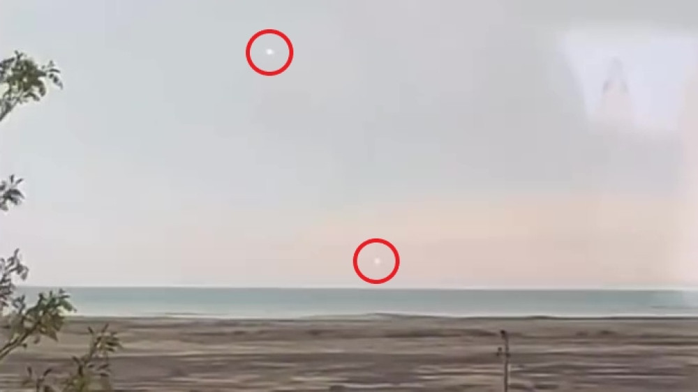 Казахстанцев встревожило видео с падением объектов в Каспийское море