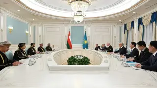 Токаев принял заместителя премьера Омана и наградил его орденом