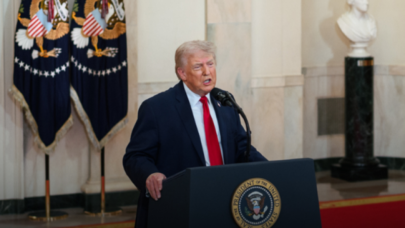 Трампа и первую леди США экстренно эвакуировали с ужина в Вашингтоне