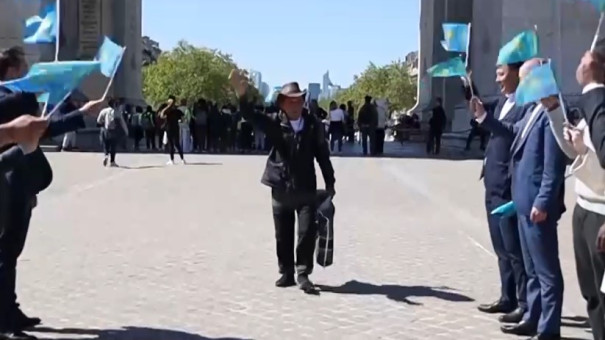 76-летний аксакал из Улытау прошел пешком почти три тысячи километров до Парижа