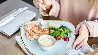 Со своей едой нельзя? Юрист объяснил права казахстанцев в кафе и ресторанах