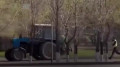 Синий трактор пытался скрыться от полиции в Астане - видео