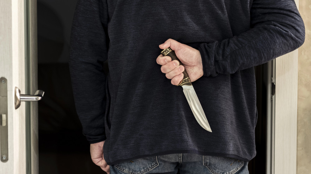 Экс-полицейский зарезал сожительницу в Алматы - родные жертвы не верят в “состояние аффекта“