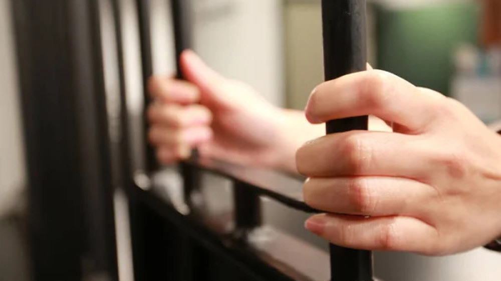 Двух казахстанцев осудили в Бишкеке за сбыт фальшивых долларов