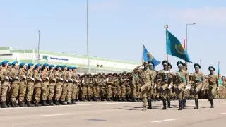 Почему 7 мая в Казахстане поздравляют не только военных - и что принято дарить