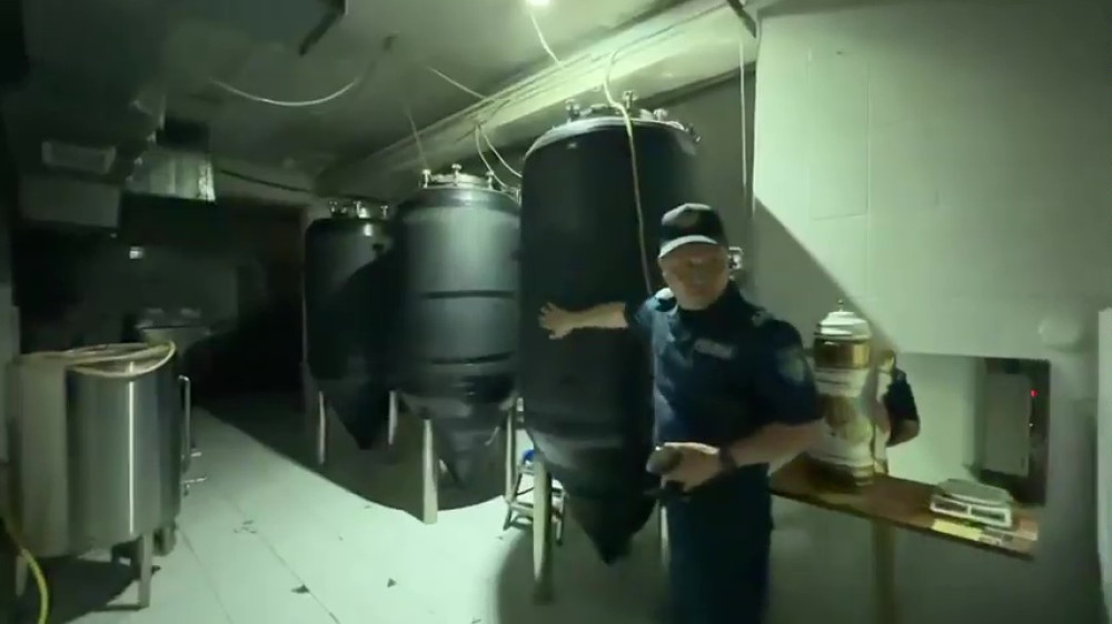 Варили известное немецкое пиво - подпольный цех в Алматы показали на видео