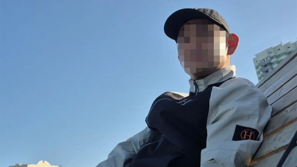 “Предлагал наркотики и звал с собой”. Алматинка заявила о преследовании 15-летней дочери