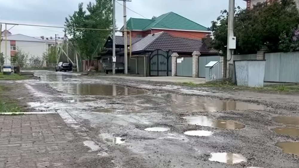 Ни метра асфальта: жители центра Актобе пожаловались на отсутствие дорог
