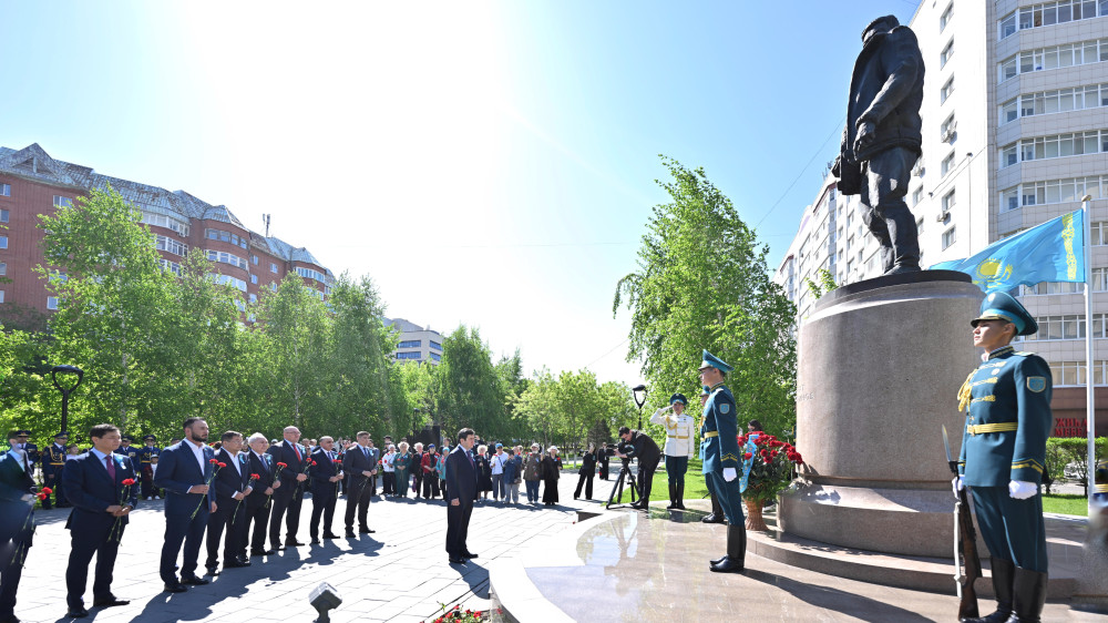Спикер Мажилиса возложил цветы к памятнику Талгату Бигельдинову