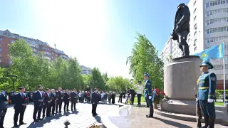 Спикер Мажилиса возложил цветы к памятнику Талгату Бигельдинову