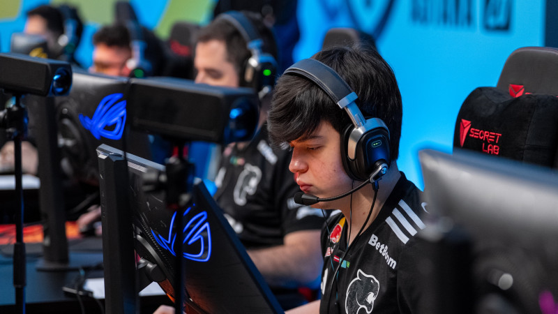 “Звездный кибертурнир“ - как прошёл первый игровой день на PGL Astana