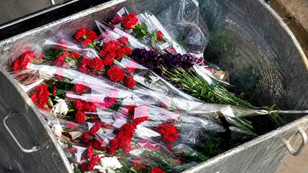 В Актау возложенные ко Дню Победы живые цветы выбросили в мусорку