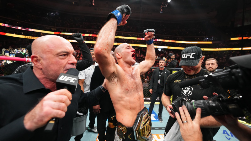 “Я хочу извиниться“ - новый чемпион UFC после победы на Чимаевым