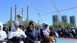 В Актобе отметили День матери акцией “Анаға тағзым“