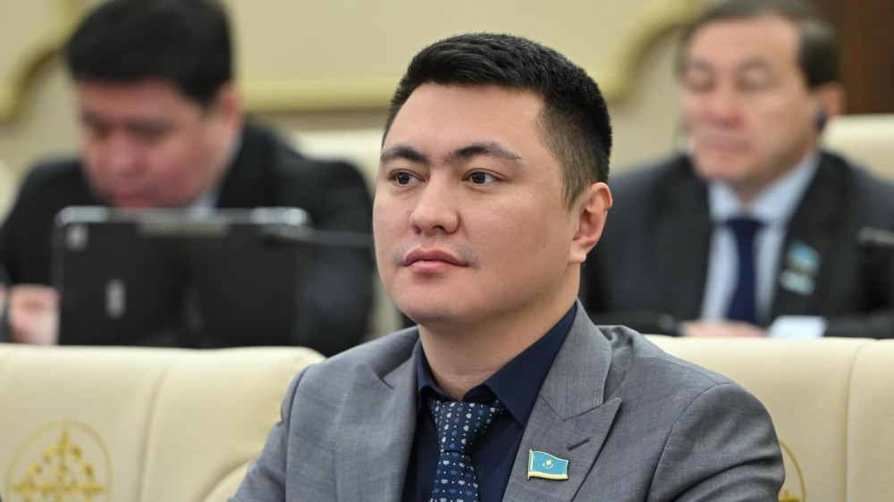Депутат Мукаев ответил на скандал с синей папкой и поздравлением жены