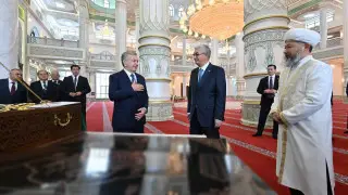 Дар братского узбекского народа. Токаев и Мирзиёев посетили новую мечеть в Туркестане