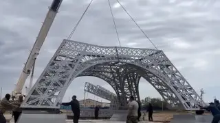 Выпускники подарили Эйфелеву башню родному селу на Западе Казахстана