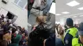 “Это издевательство над людьми“. Прием заявок обернулся давкой и обмороком в Актау