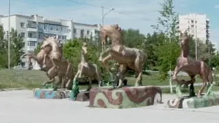 Жителей Кокшетау пугают разрушающиеся скульптуры в центре города