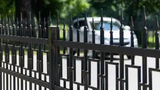 Пьяный пенсионер врезался в забор школы и задолжал государству почти 900 тысяч тенге