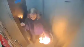 Лифт стал ловушкой - у девушки загорелся пауэрбанк в рюкзаке