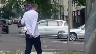 Мужчина с ножом напугал жителей Алматы - видео