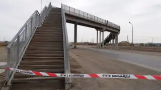 Женщина погибла после падения с пешеходного моста в Атырауской области